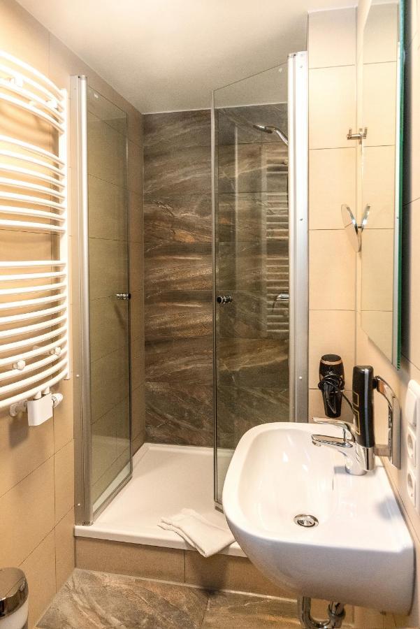 Donau-Hotel Sinzing Bagian luar foto