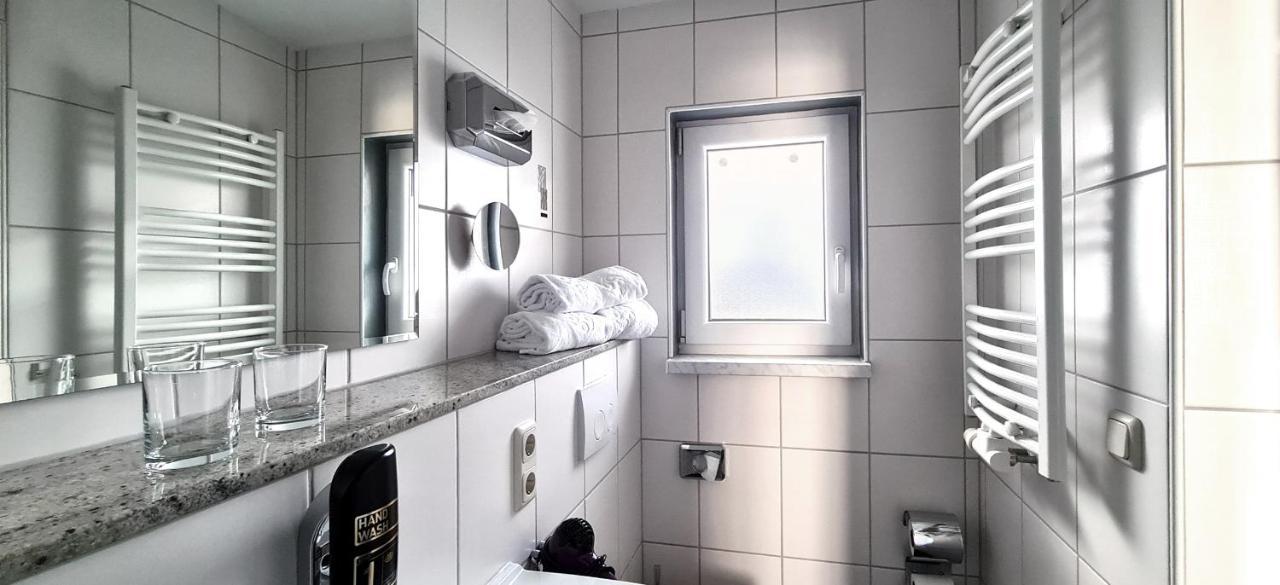 Donau-Hotel Sinzing Bagian luar foto